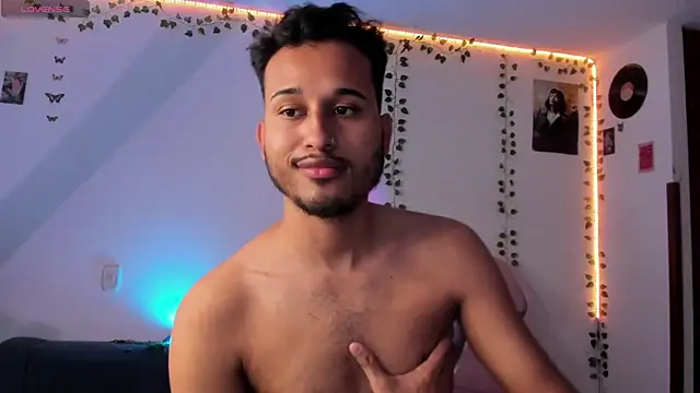 Snapshot of Raf_brunette chatting on February 20, 12:04 pm Raf brunette online show from February 20, 12:04 pm