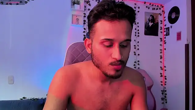 Snapshot of Raf_brunette chatting on February 28, 12:20 pm Raf brunette online show from February 28, 12:20 pm