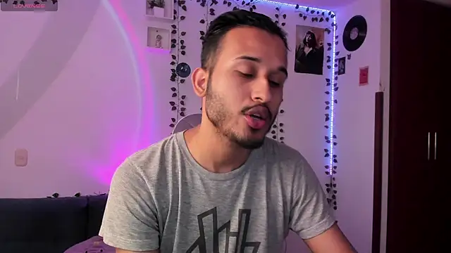 Snapshot of Raf_brunette chatting on March 9, 12:20 pm Raf brunette online show from March 9, 12:20 pm