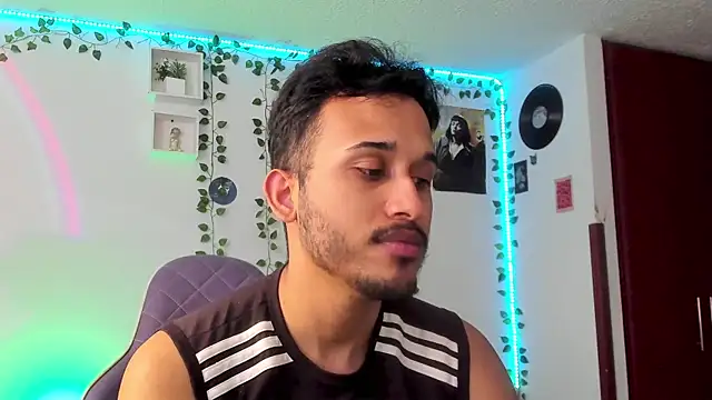 Snapshot of Raf_brunette chatting on March 21, 12:28 pm Raf brunette online show from March 21, 12:28 pm