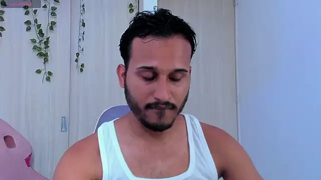 Snapshot of Raf_brunette chatting on March 27, 6:51 pm Raf brunette online show from March 27, 6:51 pm