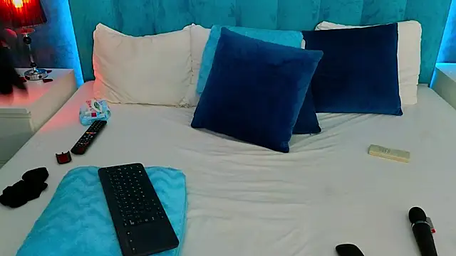 LauraMirage online show from January 17, 12:10 am