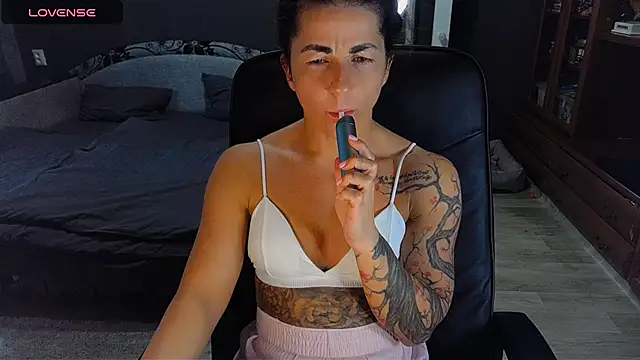 Snapshot of Aria_Dl chatting on October 7, 11:18 am Aria Dl online show from October 7, 11:18 am