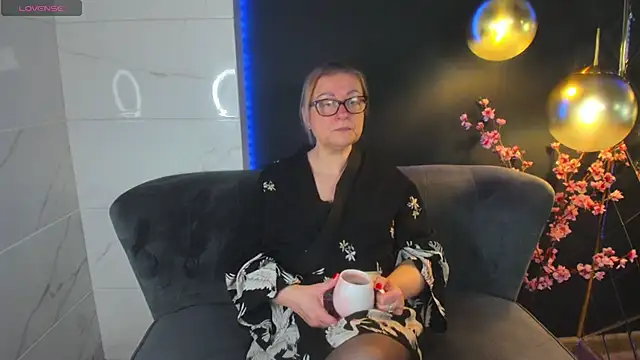 Snapshot of AlexandraKind chatting on January 22, 1:32 pm AlexandraKind online show from January 22, 1:32 pm