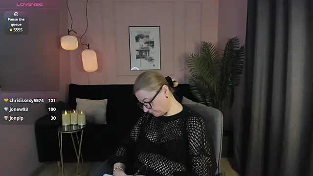 Snapshot of AlexandraKind chatting on March 12, 3:24 am AlexandraKind online show from March 12, 3:24 am