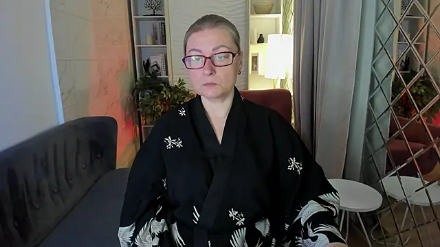 AlexandraKind online show from November 6, 1:45 pm