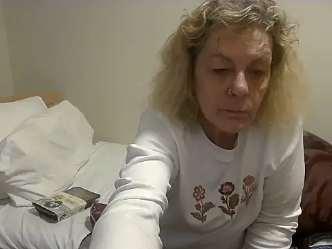 housewife shantie online show from October 24, 10:11 am