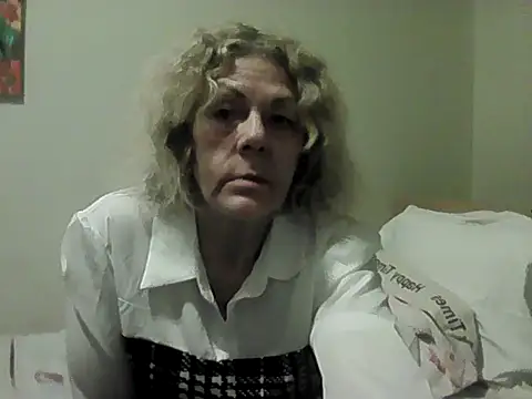 housewife shantie online show from March 12, 6:14 pm