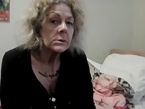 housewife shantie online show from April 4, 8:23 am