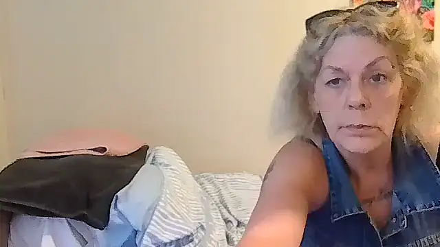 housewife shantie online show from May 7, 11:48 am