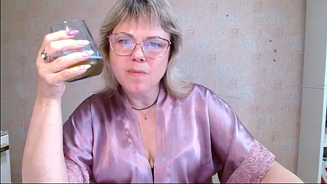 Snapshot of sweetsunset11 chatting on June 1, 3:36 pm sweetsunset11 online show from June 1, 3:36 pm