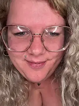 Snapshot of CurvyAnonymousGirl89 chatting on February 4, 8:38 pm CurvyAnonymousGirl89 online show from February 4, 8:38 pm