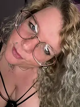 Snapshot of CurvyAnonymousGirl89 chatting on February 13, 4:28 pm CurvyAnonymousGirl89 online show from February 13, 4:28 pm
