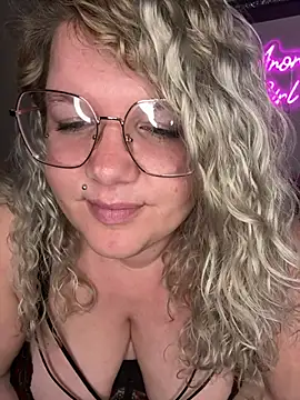 Snapshot of CurvyAnonymousGirl89 chatting on February 17, 4:37 pm CurvyAnonymousGirl89 online show from February 17, 4:37 pm