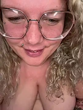 Snapshot of CurvyAnonymousGirl89 chatting on March 3, 9:15 pm CurvyAnonymousGirl89 online show from March 3, 9:15 pm