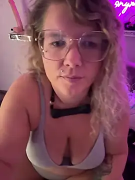 Snapshot of CurvyAnonymousGirl89 chatting on September 13, 3:56 pm CurvyAnonymousGirl89 online show from September 13, 3:56 pm