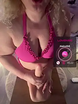 Snapshot of CurvyAnonymousGirl89 chatting on July 10, 5:59 pm CurvyAnonymousGirl89 online show from July 10, 5:59 pm