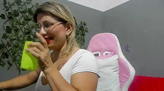 Snapshot of sexy_bigboooty chatting on December 8, 2:39 am sexy bigboooty online show from December 8, 2:39 am