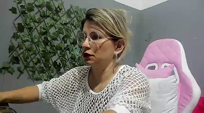 Snapshot of sexy_bigboooty chatting on December 8, 10:03 pm sexy bigboooty online show from December 8, 10:03 pm