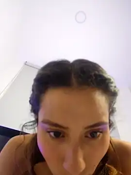Snapshot of varenkaivanova_22 chatting on January 5, 10:43 am varenkaivanova 22 online show from January 5, 10:43 am