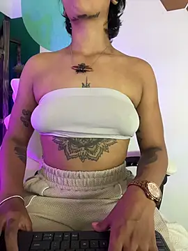 Snapshot of LollaByer chatting on December 17, 9:32 pm LollaByer online show from December 17, 9:32 pm