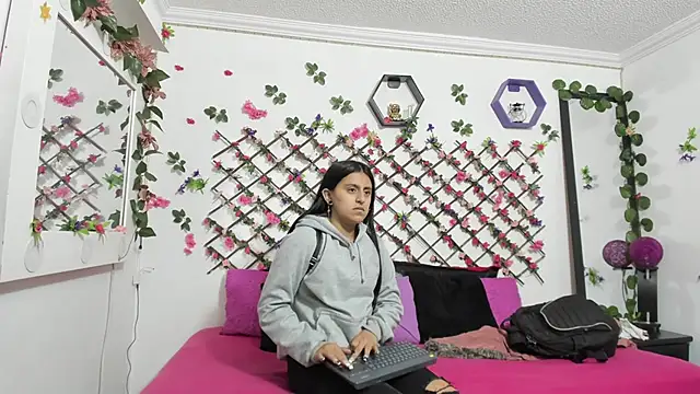 Snapshot of thedream_girls chatting on February 24, 7:09 pm thedream girls online show from February 24, 7:09 pm