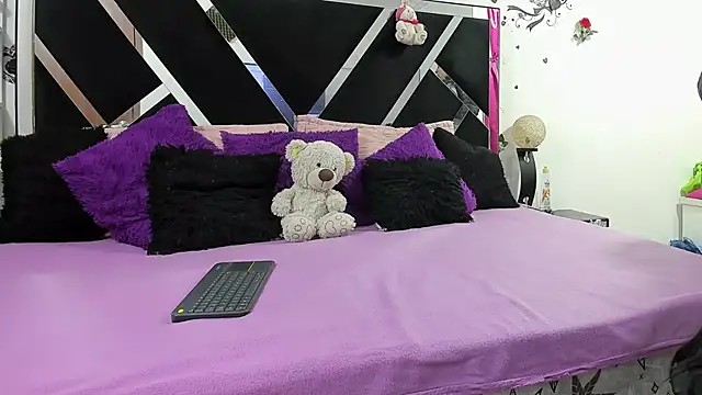 Snapshot of thedream_girls chatting on October 11, 12:04 pm thedream girls online show from October 11, 12:04 pm