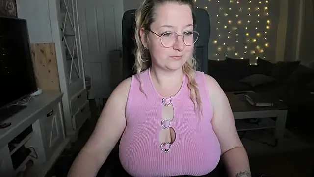 Snapshot of Lillyloo_ chatting on November 8, 7:56 pm Lillyloo online show from November 8, 7:56 pm