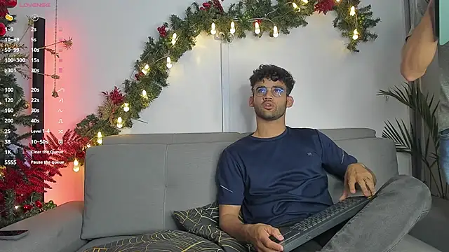 Snapshot of andrewChris_ chatting on December 28, 3:58 am andrewChris  online show from December 28, 3:58 am