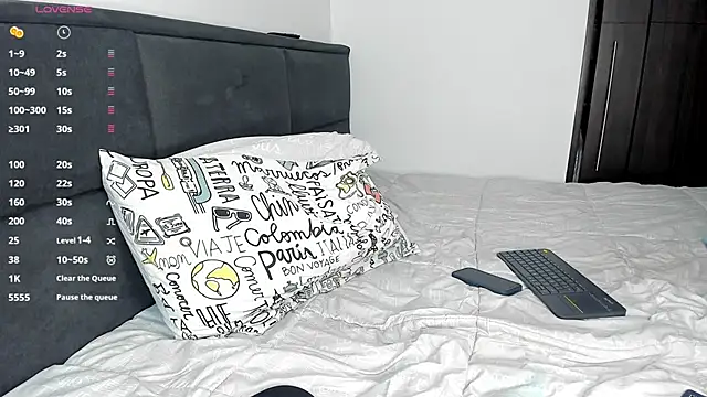 Snapshot of andrewChris_ chatting on January 13, 10:56 pm andrewChris  online show from January 13, 10:56 pm