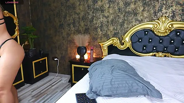 KiraRosse online show from December 7, 5:37 am