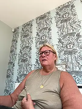 Snapshot of MoistCurveyChanel chatting on July 17, 10:44 am MoistCurveyChanel online show from July 17, 10:44 am