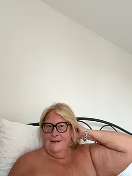 Snapshot of MoistCurveyChanel chatting on July 22, 6:49 am MoistCurveyChanel online show from July 22, 6:49 am