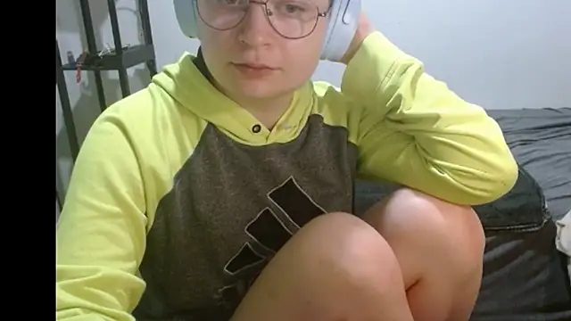 Snapshot of livcutebaby chatting on January 1, 4:39 am livcutebaby online show from January 1, 4:39 am