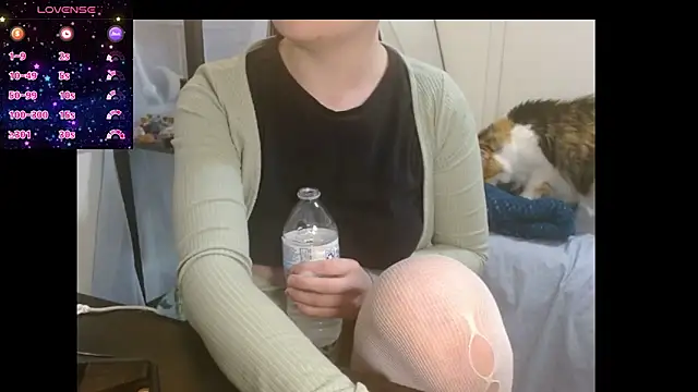Snapshot of livcutebaby chatting on January 25, 12:27 am livcutebaby online show from January 25, 12:27 am