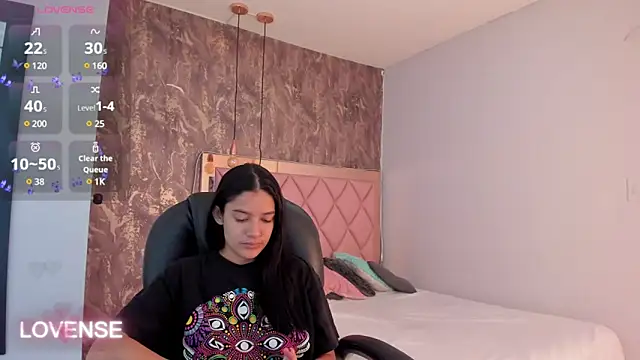 SKYLERWHIITEE online show from March 2, 4:39 am