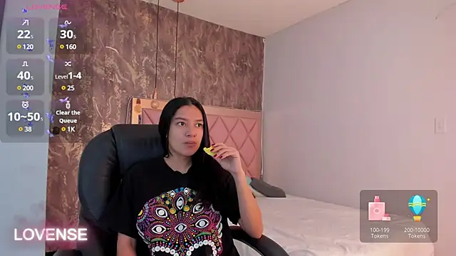 SKYLERWHIITEE online show from March 2, 9:42 am