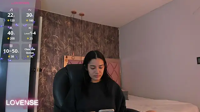 SKYLERWHIITEE online show from March 16, 9:38 am