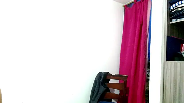 Snapshot of nicolle_milf1978 chatting on April 17, 10:29 am nicolle milf1978 online show from April 17, 10:29 am