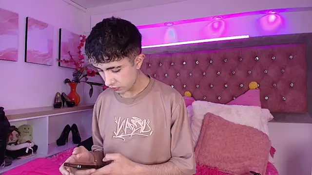 Snapshot of Noah_Xitruxx chatting on October 15, 12:38 pm Noah Xitruxx online show from October 15, 12:38 pm