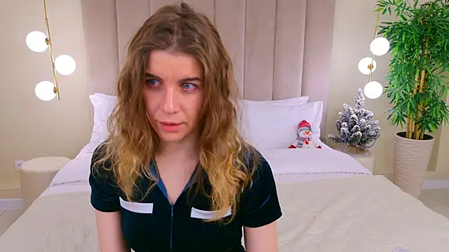 Snapshot of VikkiStorm chatting on December 15, 9:45 am VikkiStorm online show from December 15, 9:45 am