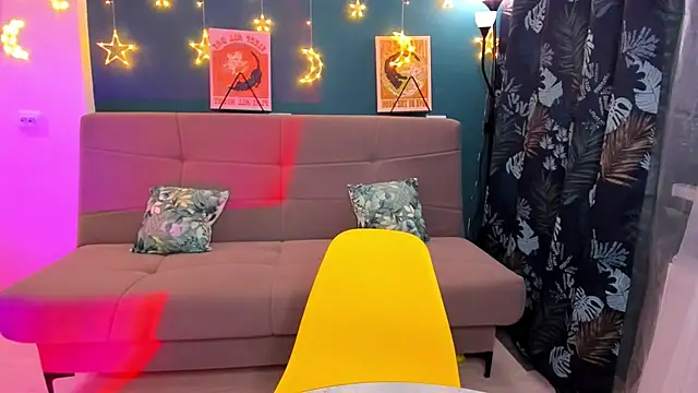 Snapshot of Xloe_Queen chatting on February 17, 2:15 pm Xloe Queen online show from February 17, 2:15 pm