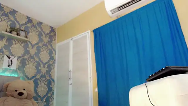 nicoledollts online show from November 29, 4:04 am