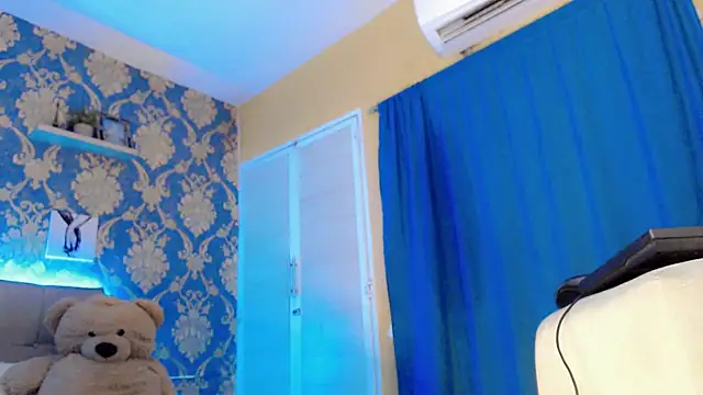 nicoledollts online show from February 24, 5:38 am