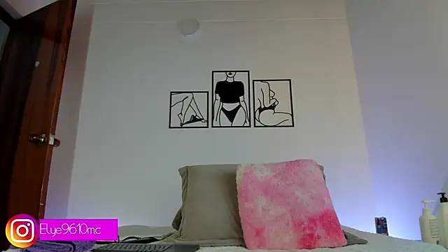 Snapshot of ellie_mcdonald chatting on October 6, 10:18 pm ellie mcdonald online show from October 6, 10:18 pm