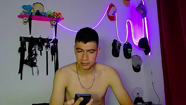 Snapshot of Nymphobuddies chatting on February 7, 12:09 am Nymphobuddies online show from February 7, 12:09 am