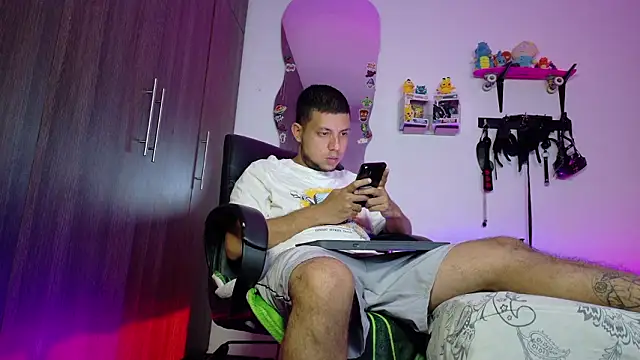 Snapshot of Nymphobuddies chatting on February 24, 7:23 pm Nymphobuddies online show from February 24, 7:23 pm