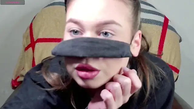 Mikki5P online show from February 18, 6:04 pm