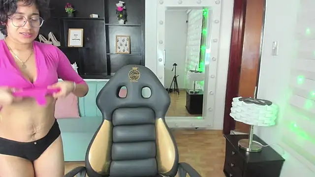 Lili Gomez  online show from January 30, 4:55 pm