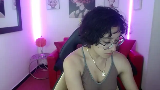 Lili Gomez  online show from February 2, 1:41 pm